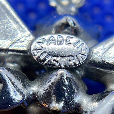 BEE PIN WITH GLITZY CRYSTAL RHINESTONES