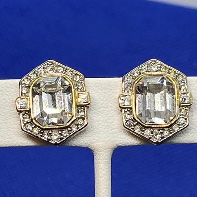 VINTAGE CLIP-ON EARRINGS UNDERSTATED LOOK