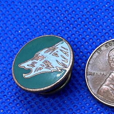 VINTAGE FIERCE WOLF ENAMELED SCREW BACK PIN