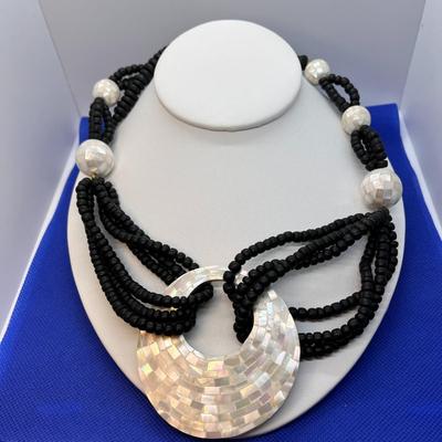 LARGE SEA SHELL MOSAIC ISLANDER NECKLACE