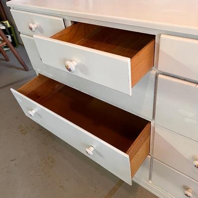 10 Drawer Dresser with Decorative Drawer Knobs