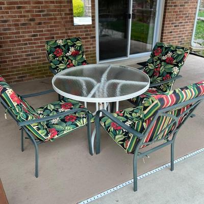 Patio Table 4 Chairs