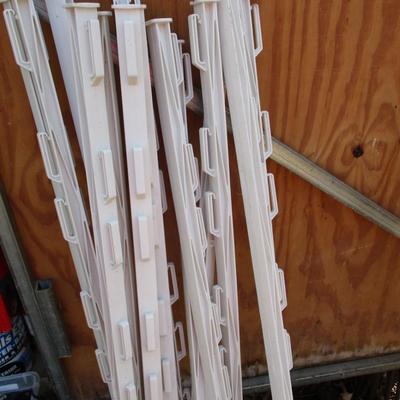 16 Pieces of Outdoor Plastic Fence Stakes