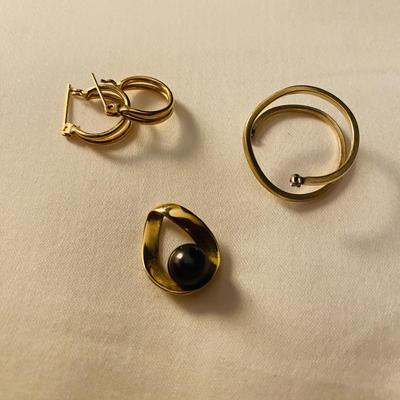 Gold Ring, Pearl Pendant and Earrings (K-TF)