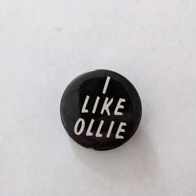I Like Oliver North pin