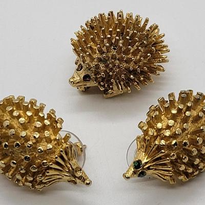 LOT67: Sarah Coventry gold tone porcupine pierced earrings & brooch/pendant + a silver tone Sarah Coventry adjustable ring