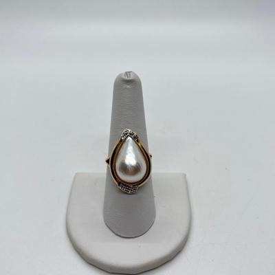 LOT 102: 10K Gold Teardrop Pearl Size 8 Ring - 5.22 gtw