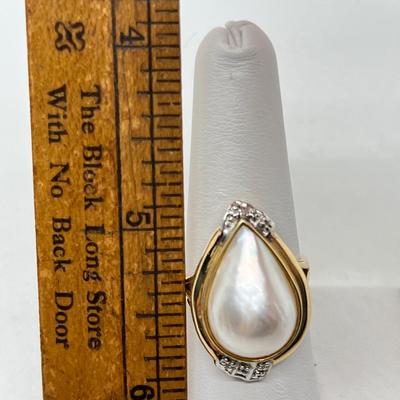 LOT 102: 10K Gold Teardrop Pearl Size 8 Ring - 5.22 gtw