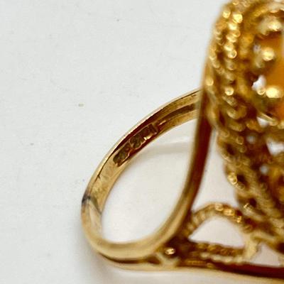 LOT 116: 10K Gold Vintage Cameo Size 7 Ring - 5.9g