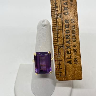 LOT 121: 14K Gold Amethyst Glass Cocktail Size 8 Ring - 6.1 gtw