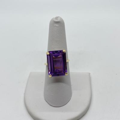 LOT 121: 14K Gold Amethyst Glass Cocktail Size 8 Ring - 6.1 gtw