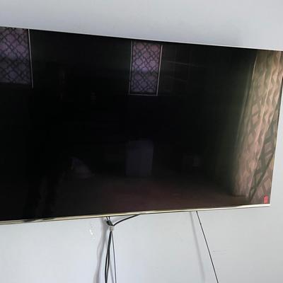 Samsung TV - wall mount included