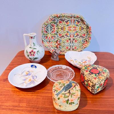 Lot Vintage Small Collectibles - Vase, Plate, Tray, Box
