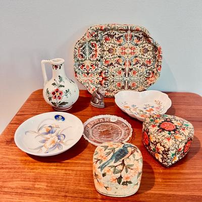 Lot Vintage Small Collectibles - Vase, Plate, Tray, Box