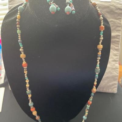 BEAUTIFUL MULTI COLORED NECKLACE WITH EARRINGS