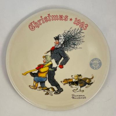Norman Rockwell Christmas collector plate, 1993 â€œThe Tree Brigradeâ€ Knowles limited edition