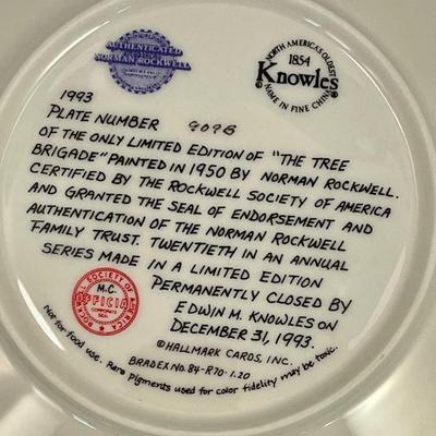 Norman Rockwell Christmas collector plate, 1993 â€œThe Tree Brigradeâ€ Knowles limited edition