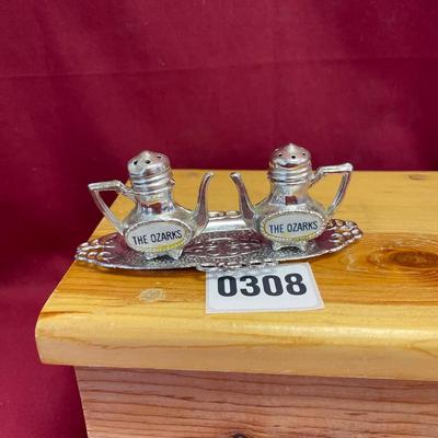 Vtg the Ozark salt and pepper  shakers