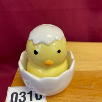 Chic and egg salt & pepper shakers