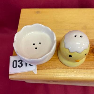 Chic and egg salt & pepper shakers
