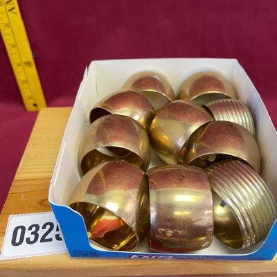 8 smooth and 2 ribbed napkin holders