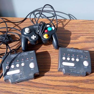 2 SUPER NES POWER PLUGS AND A NINTENDO GAME CUBE CONTROL