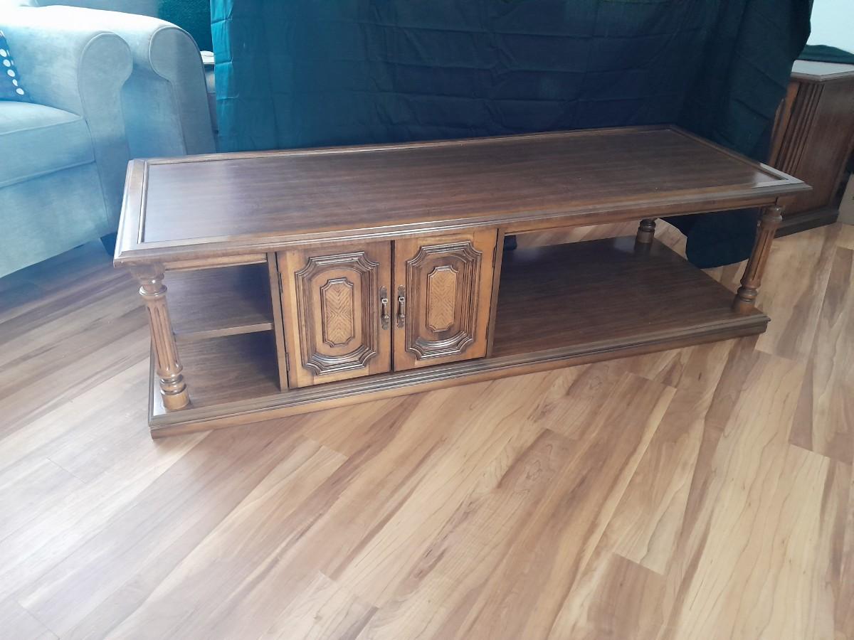 Long Coffee table with lots of storage in great condition