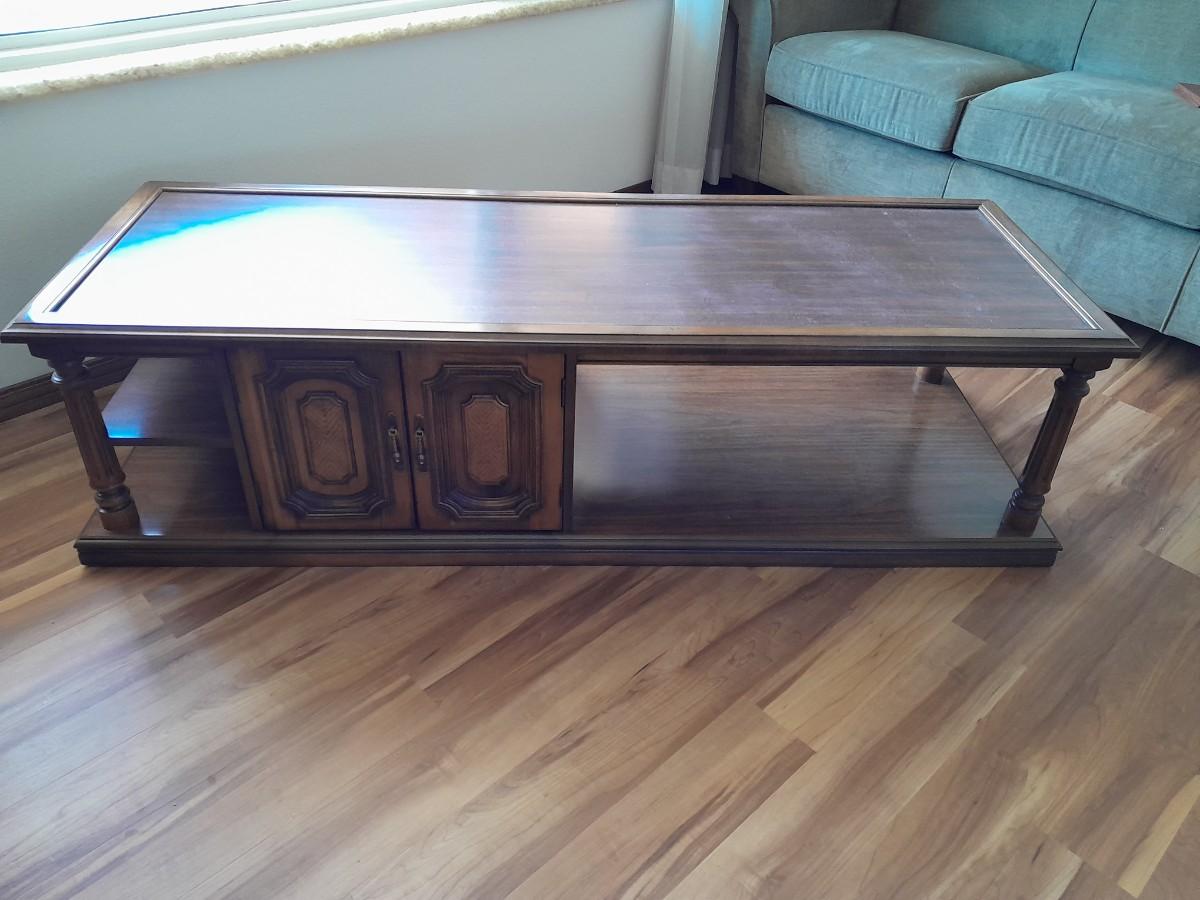 Long Coffee table with lots of storage in great condition
