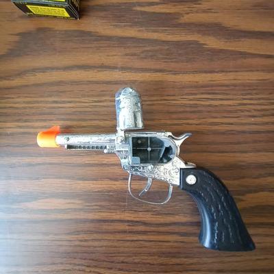 TOY CAPGUN IN LEATHER HOLSTER AND TWO BOXES OF ROLL CAPS