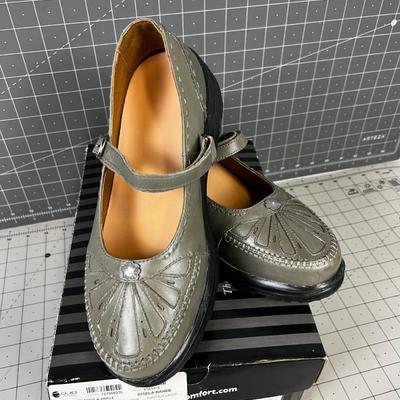 DR. COMFORT  Mary Janes NEW 8