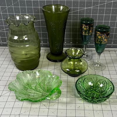 Mixed lot of GREEN GLASS 
