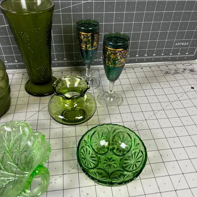 Mixed lot of GREEN GLASS 