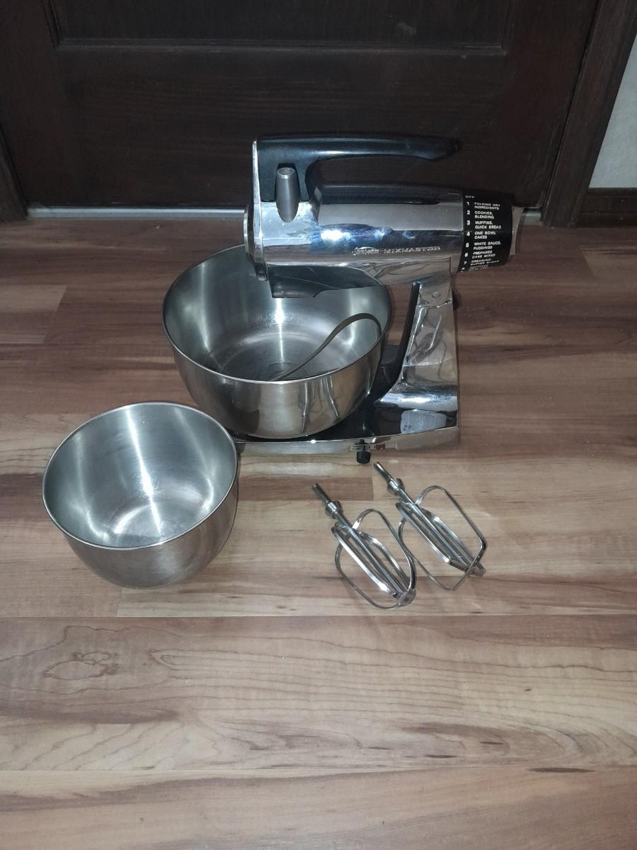 Vintage working Sunbeam Mixmaster Mixer with stainless mixing bowls