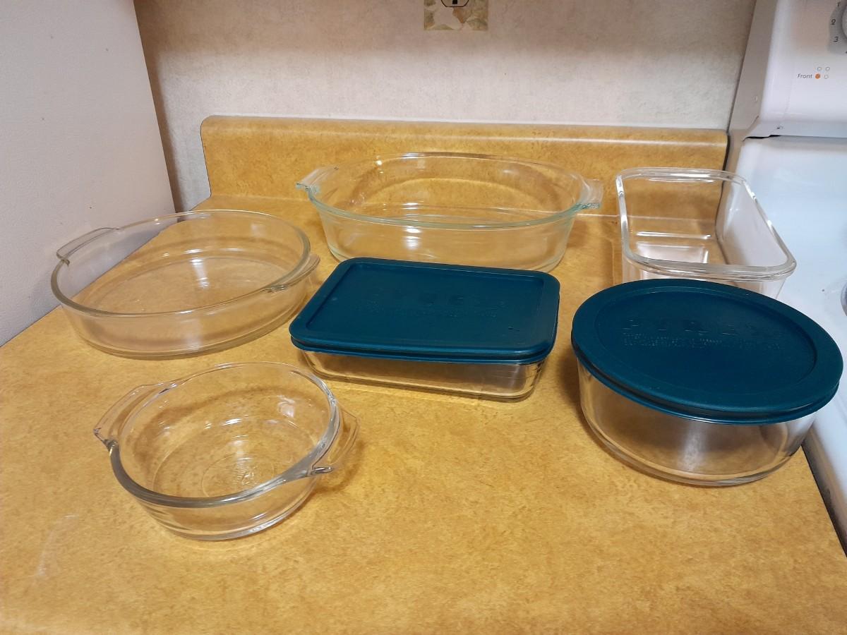 Glass Pyrex dishes for baking and food storage