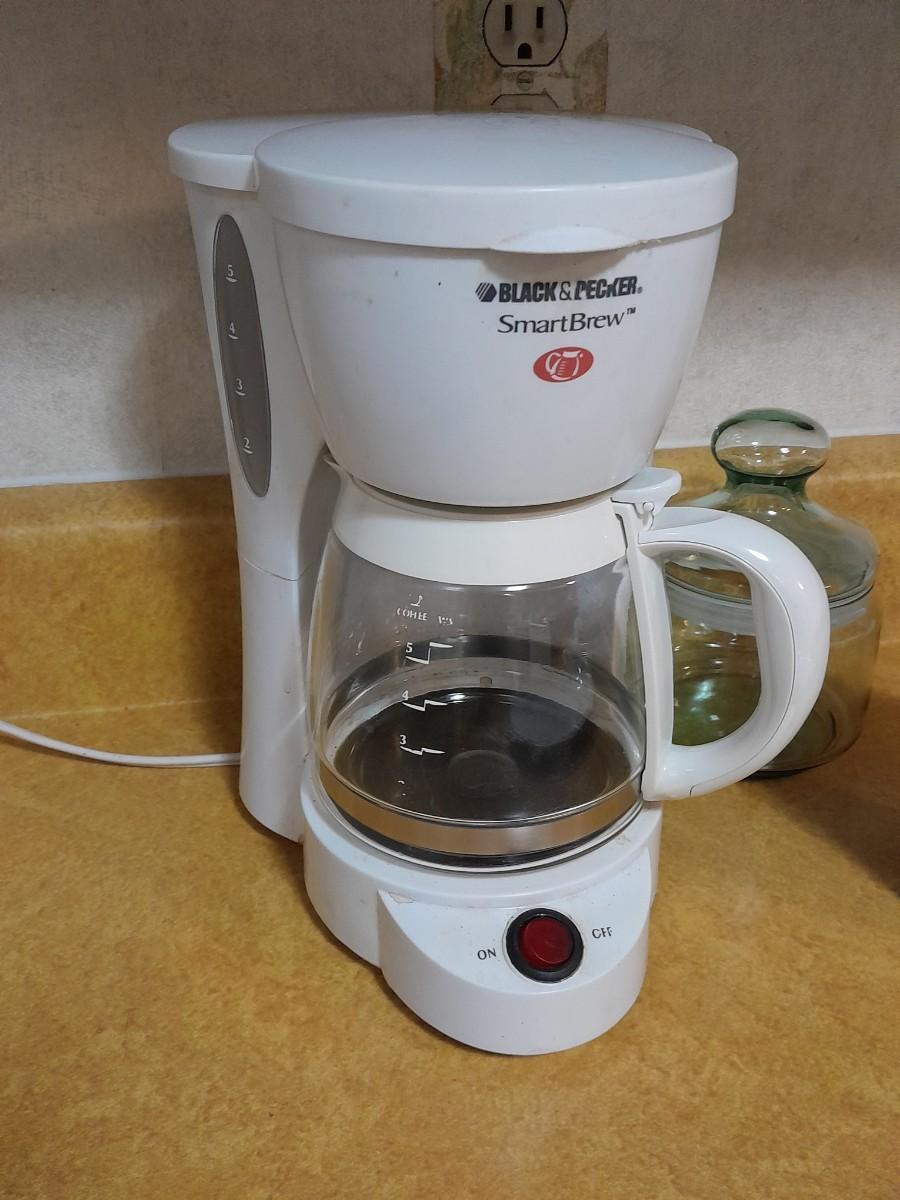 Black and Decker 5 cup Smartbrew coffee maker with mugs and lidded