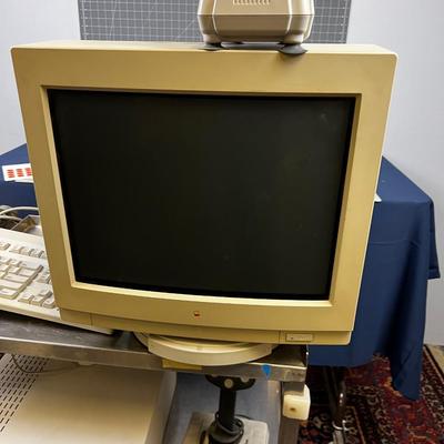 Power Macintosh 7100/80AV Power PC Computer 