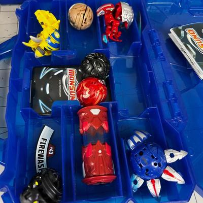 Monsuno Action Figures (4) Cases 