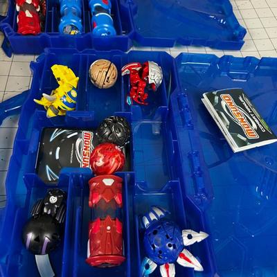 Monsuno Action Figures (4) Cases 