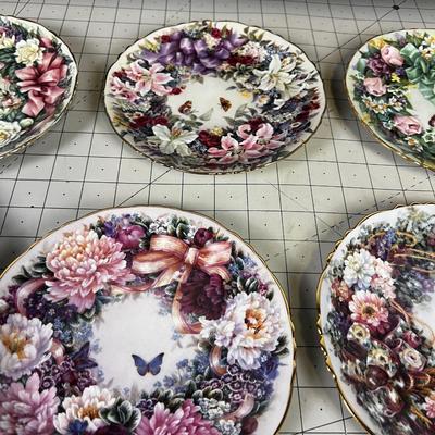 Lena Liu Circle of Love Plates Flowers and Butterflies (9) Plus Rack