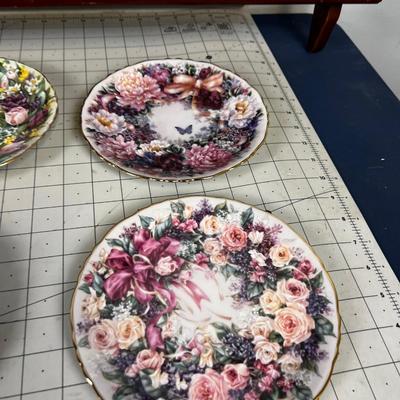 Lena Liu Circle of Love Plates Flowers and Butterflies (9) Plus Rack