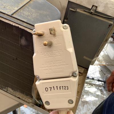 347 CARRIER Heating and Cooling Unit