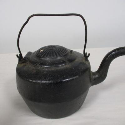 Cast Iron Kettle or Stove Pot with Ribbed Lid