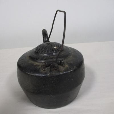 Cast Iron Kettle or Stove Pot with Ribbed Lid