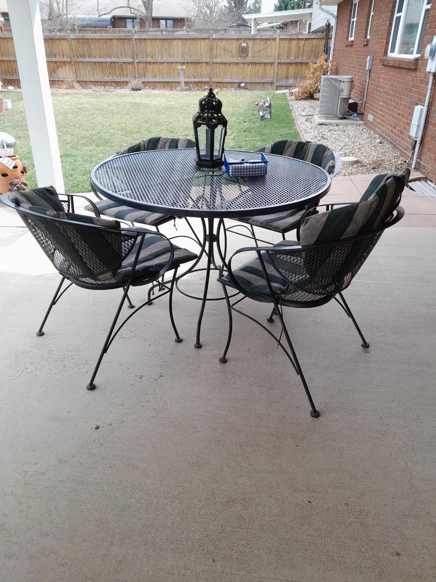 Nice 4' round Metal patio table with four matching chairs