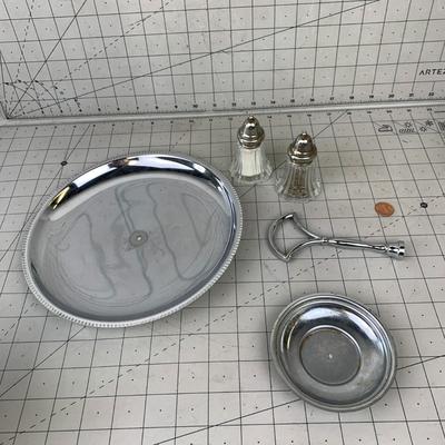 #250 Pieces of Three Tier Tray and Shakers