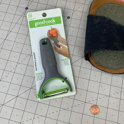 #255 Peeler and Knee Pads