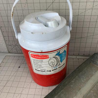 #265 Rubbermaid Thermal Jug With Handle and Metal Tool Caddy