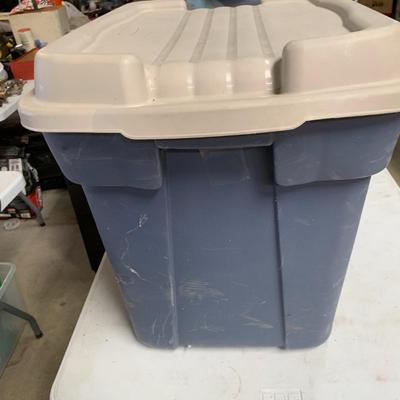 #450 Rubbermaid Storage Bin (Cracked)