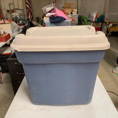 #450 Rubbermaid Storage Bin (Cracked)