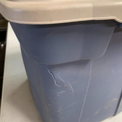 #450 Rubbermaid Storage Bin (Cracked)